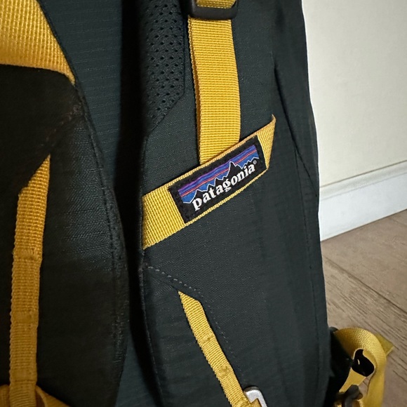 PATAGONIA ASCENSIONIST 35L CARBON & YELLOW HIKING BOOKBAG - Picture 7 of 12